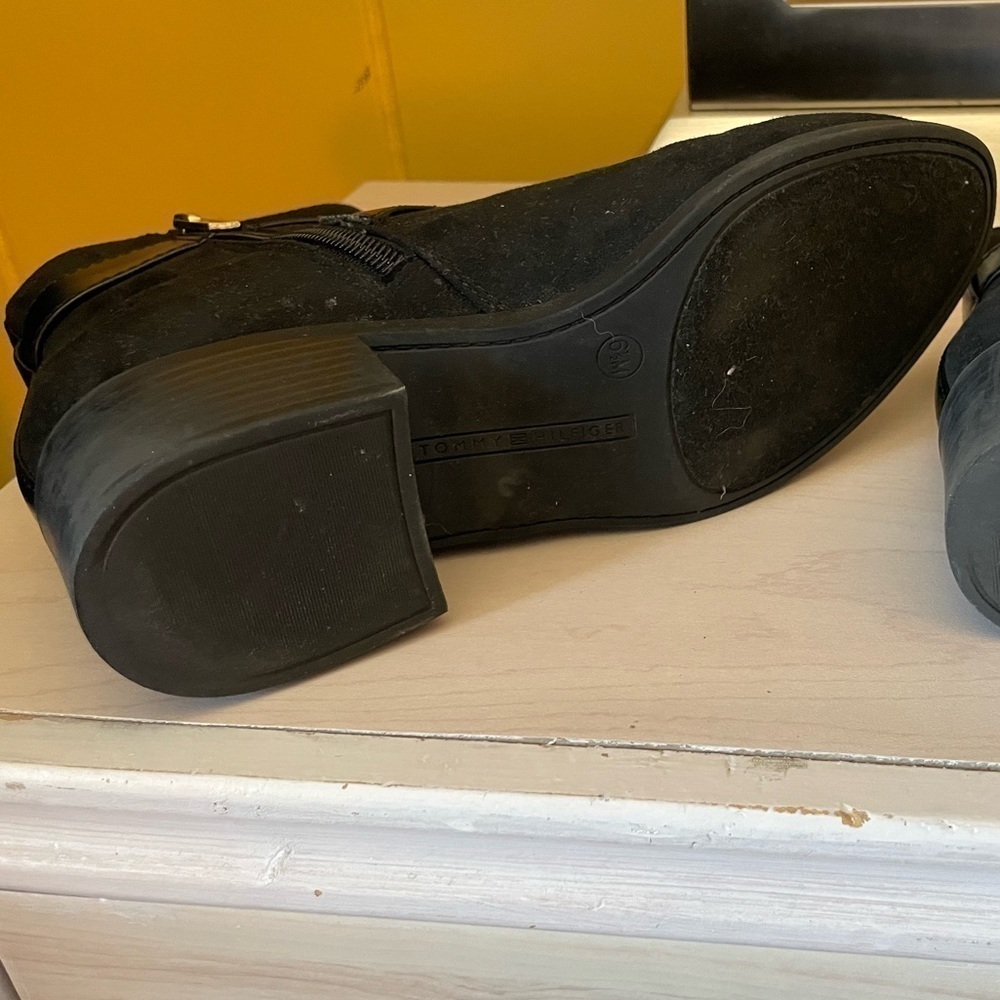 TOMMY HILFIGER Women’s Shoe Flat Ankle Booties Black Suede Gold Accents Size 6.5 - Picture 7 of 10